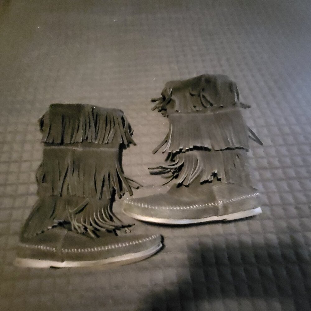 Minnetonka 3-Layer Black Fringe Boot Size 7 - image 6